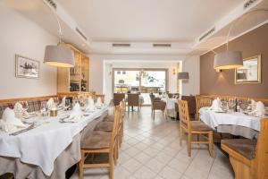 Reštaurácia alebo iné gastronomické zariadenie v ubytovaní Hotel Tauernblick