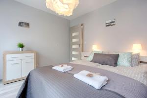 Łóżko lub łóżka w pokoju w obiekcie Tyzenhauz Apartments Piwna Street