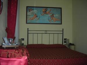 A bed or beds in a room at Hotel Agli Artisti