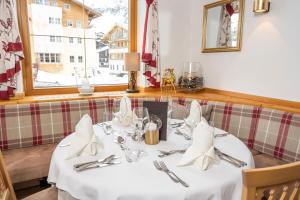 Reštaurácia alebo iné gastronomické zariadenie v ubytovaní Hotel Tauernblick