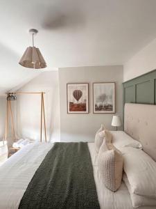 Un dormitorio con una cama grande en una habitación. en Charming Townhouse Retreat, en Shrewsbury