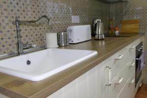 トルヒーリョにあるApartamentos Altozanoのキッチン(白いシンク付きのキッチンカウンター付) +46枚の写真