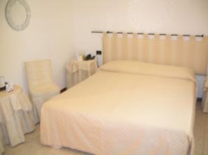 A bed or beds in a room at Hotel Agli Artisti