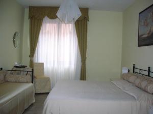 A bed or beds in a room at Hotel Agli Artisti