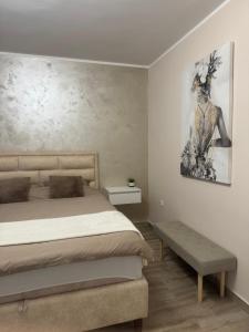 Un dormitorio con una cama y un cuadro en la pared. en Lux Apartment DC, en Novi Sad