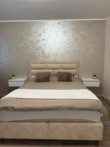 1 dormitorio con 1 cama con 2 mesitas de noche en Lux Apartment DC, en Novi Sad