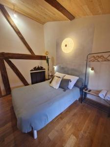 Montechchambres d'hotes Le 1891的一间带床的卧室，位于带木质天花板的房间内