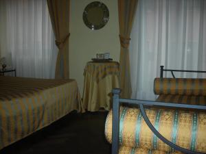 A bed or beds in a room at Hotel Agli Artisti