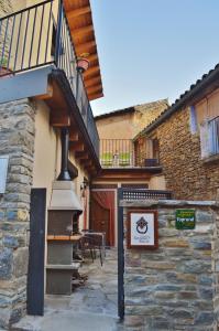 un bâtiment avec un escalier et un panneau sur celui-ci dans l'établissement Casa Javier, à Rodellar