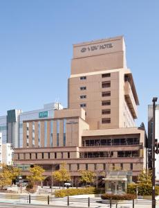 un grand bâtiment avec un panneau en haut dans l'établissement Koriyama View Hotel, à Koriyama