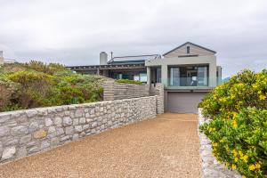 ハンスバーイにあるPeninsula Villa - Romansbaaiの石壁の家