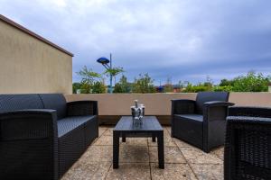 a patio with two chairs and a coffee table at Massao appart in Montargis