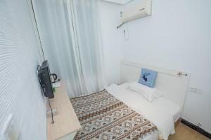 Rúm í herbergi á Lumingju Homestay