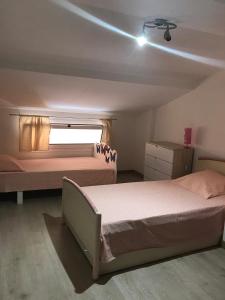 una camera da letto con due letti e una finestra di Charmante Maisonnette t2bis plaine de Calenzana a Calenzana