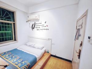 Rúm í herbergi á Lumingju Homestay