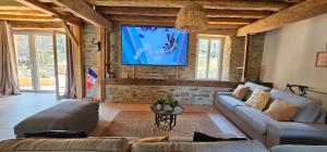 TV a/nebo společenská místnost v ubytování Chambre d'hôte de charme L'Escapada Les Échappées Belles