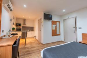Dapur atau dapur kecil di Sleep & Go Menen
