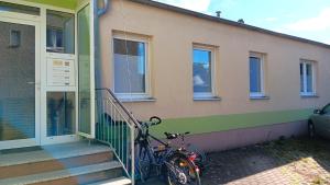 a bike parked on the side of a house at WIESE 18 im Cottbuser Süden in Cottbus