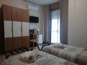 A bed or beds in a room at Hotel Mucciolini
