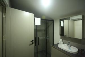 Koupelna v ubytování First Class by Antalya Suites