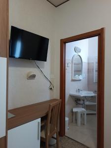 A television and/or entertainment centre at Hotel Mucciolini