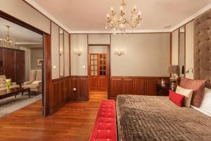 Ένα ή περισσότερα κρεβάτια σε δωμάτιο στο The Grand Hotel - Heritage Grand