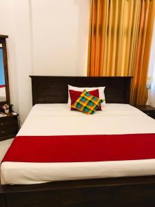 Postel nebo postele na pokoji v ubytování Sri White Villa Airport Boutique Hotel