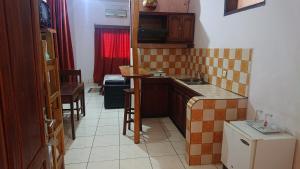 Kuchyň nebo kuchyňský kout v ubytování Central Hôtel