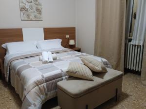 A bed or beds in a room at Hotel Mucciolini
