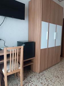 A television and/or entertainment centre at Hotel Mucciolini