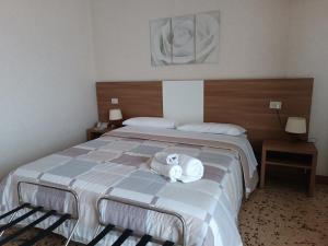 A bed or beds in a room at Hotel Mucciolini
