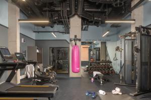 Fitness centrum a/nebo fitness zařízení v ubytování Moxy Cork