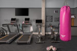 Fitness centrum a/nebo fitness zařízení v ubytování Moxy Cork
