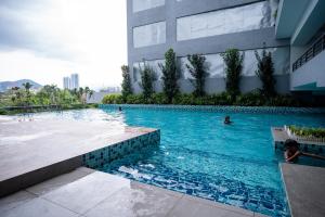 Bazén v ubytování Neu Suites By Cozy Unit L20RA near KLCC & Jelatek LRT nebo v jeho okolí