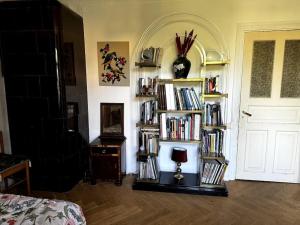 タリンにあるCozy apartment in Tallinnの本が詰まった本棚のある部屋