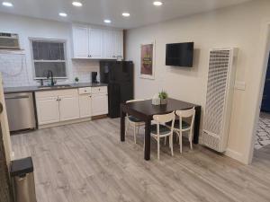 una cucina con tavolo, sedie e frigorifero di Cozy Corner Charming 1BR with WiFi a Skokie