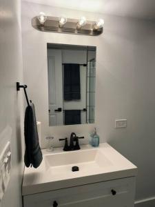 Bagno di Cozy Corner Charming 1BR with WiFi