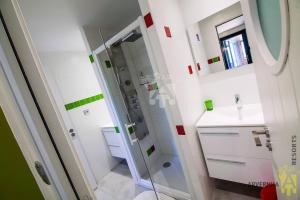 un baño con ducha y lavabo en La Fuste du Lac, en Chambon-sur-Lac 10 fotos más