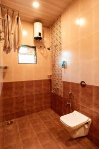 Koupelna v ubytování A spacious 4bhk villa with a pool
