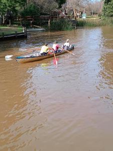 un grupo de personas en un bote de remos en un río en Quinta isleña Las Marías - Pileta - Domingos Check out 17 hs, en Tigre 35 fotos más