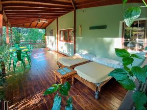 a room with a bed and a table on a wooden floor at Quinta Las Marías - Domingos Check out 17 hs in Tigre