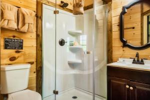 ein Badezimmer mit Dusche, Toilette und Waschbecken in der Unterkunft Romantic Cabin - The Woodland Nook in Sevierville + 45 Fotos