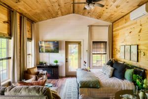 ein Wohnzimmer mit Sofa und Tisch in der Unterkunft Romantic Cabin - The Woodland Nook in Sevierville