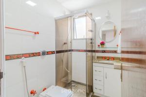 a bathroom with a shower and a toilet and a sink at Apartamento 2Q c/ Varanda ADS0103 in Škorak