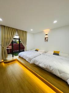 a bedroom with two beds and a window at 803 Villa AFamosa Villa in Kampong Ulu Pegoh