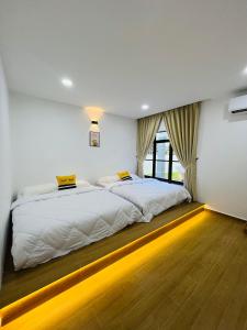 a bedroom with two beds and a window at 803 Villa AFamosa Villa in Kampong Ulu Pegoh