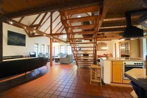 un salon avec une cuisine et un escalier dans l'établissement Ferienhaus Gandur, à Osterby