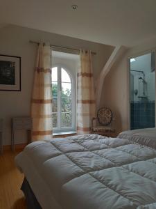 Giường trong phòng chung tại Hostellerie de Fontenaille