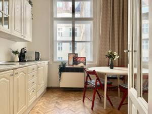 Kuchyňa alebo kuchynka v ubytovaní Wenceslas - Prague Apartment