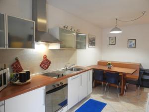 Kuchyň nebo kuchyňský kout v ubytování Appartamenti Franci